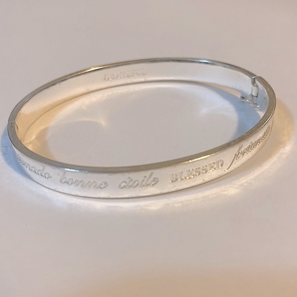 STELLA & Dot Bangle. Engraved Grateful silver bangle bracelet. - Picture 1 of 4